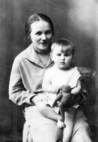 Конец 1927 г. С мамой